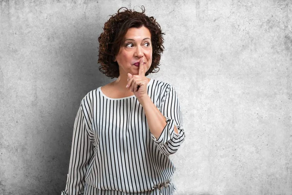 Mujer Mediana Edad Guardando Secreto Pidiendo Silencio Cara Seria Concepto — Foto de Stock