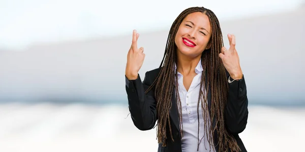 Retrato Una Joven Mujer Negocios Negra Cruzando Los Dedos Desea —  Fotos de Stock