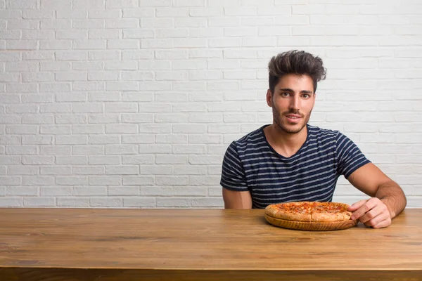 Joven Hombre Guapo Natural Sentado Una Mesa Alegre Con Una — Foto de Stock