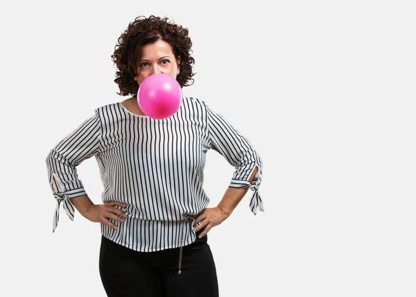 Mellersta Kvinna Lyckliga Och Glada Inclosing Ett Tuggummi Ballong Mycket — Stockfoto
