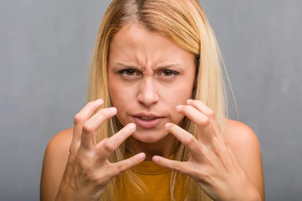 Portret Van Natuurlijke Jonge Blonde Vrouw Erg Boos Overstuur — Stockfoto