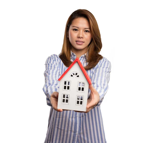 穿条纹衬衫的中国妇女拿着白色背景的小房子 — 图库照片