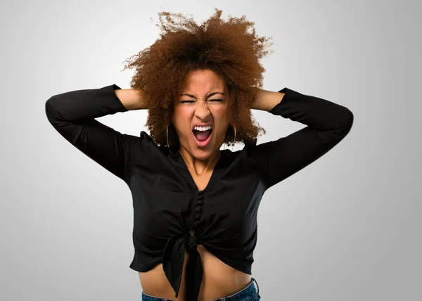 Afro Frau Bedeckt Ihre Ohren — Stockfoto