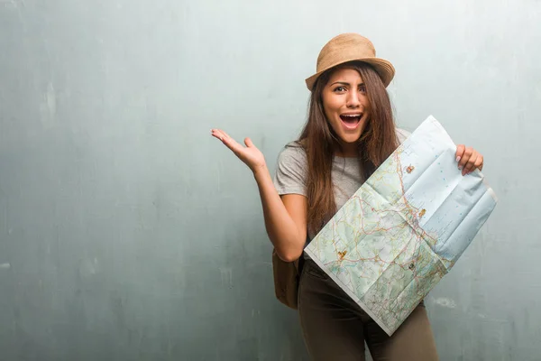 Retrato Una Joven Viajera Latina Contra Pared Gritando Feliz —  Fotos de Stock