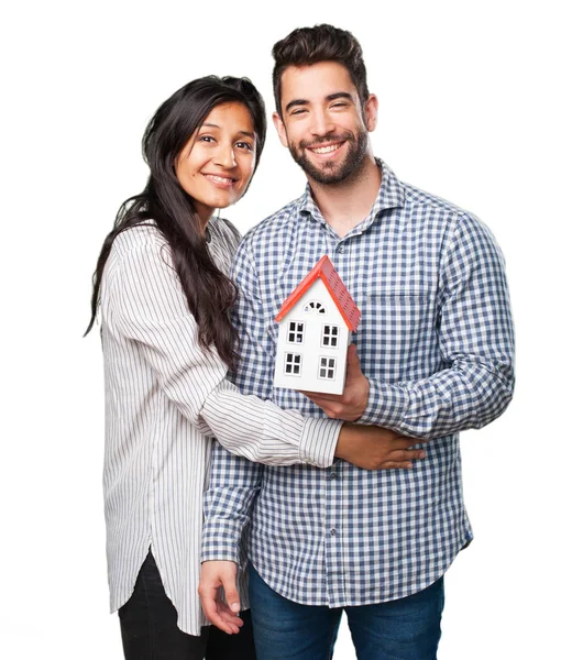 Jovem Casal Segurando Uma Casa — Fotografia de Stock