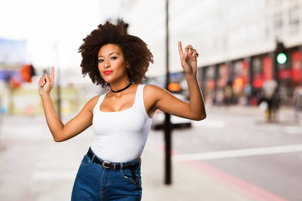 Jonge Zwarte Vrouw Dansen Onscherpe Achtergrond — Stockfoto