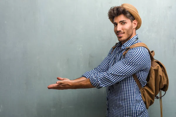 Junger Gutaussehender Reisender Mit Strohhut Rucksack Und Fotokamera Der Etwas — Stockfoto