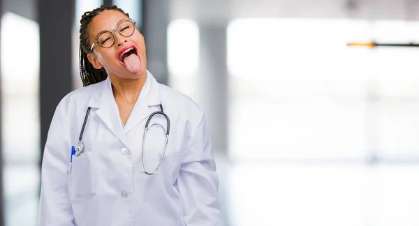 Retrato Uma Jovem Médica Negra Expressão Confiança Emoção Divertido Amigável — Fotografia de Stock