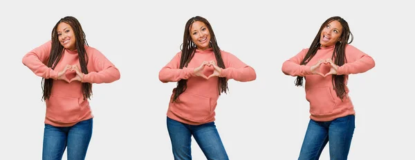 Conjunto Fitness Jovem Mulher Negra Fazendo Coração Com Mãos Fundo — Fotografia de Stock