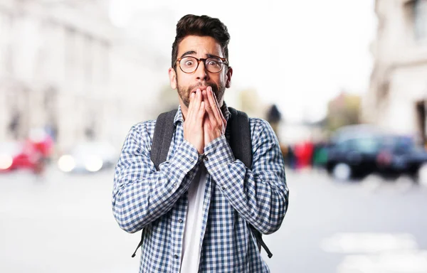 Joven Asustado Sobre Fondo Borroso — Foto de Stock