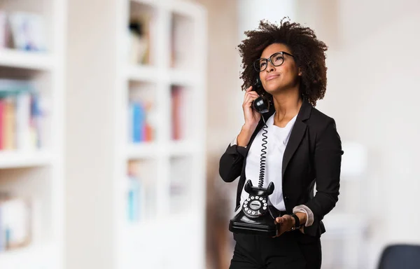 Negócio Mulher Negra Falando Por Telefone — Fotografia de Stock