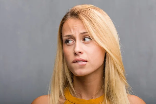 Retrato Joven Rubia Natural Dudando Confundida — Foto de Stock