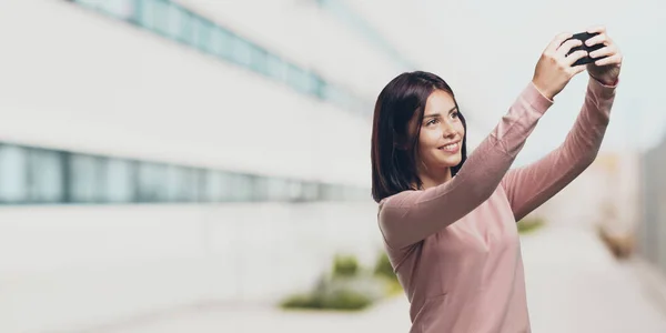 Joven Bonita Mujer Segura Alegre Tomando Una Selfie Mirando Móvil —  Fotos de Stock