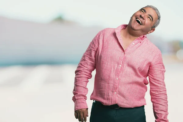 Μέσης Ηλικίας Άνθρωπο Γελώντας Και Διασκεδάζοντας Χαλαρή Και Χαρούμενη Νιώθει — Φωτογραφία Αρχείου