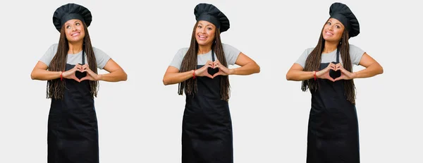 Conjunto Jovem Padeiro Preto Fazendo Coração Com Mãos Fundo Cinza — Fotografia de Stock