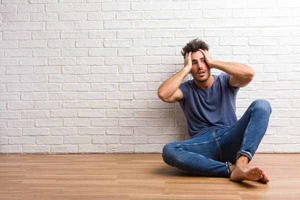 Jovem Homem Natural Sentar Chão Madeira Frustrado Desesperado Irritado Triste — Fotografia de Stock