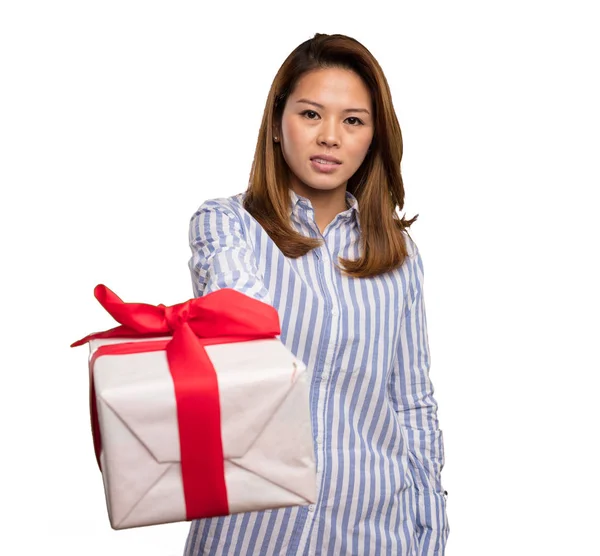 Mujer China Con Camisa Rayas Sosteniendo Regalo Aislado Sobre Fondo —  Fotos de Stock