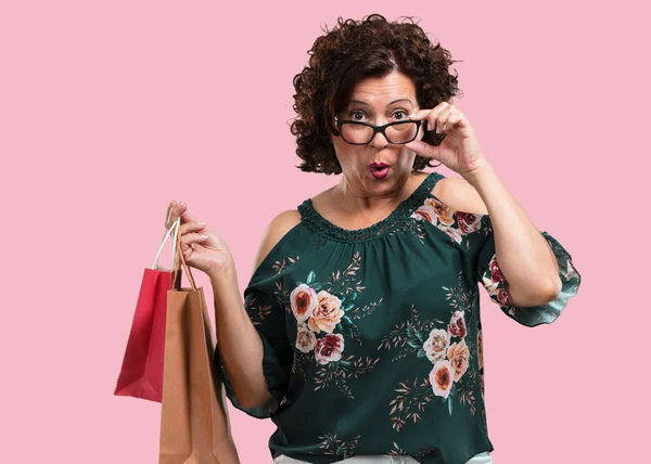 Mujer Mediana Edad Alegre Sonriente Muy Emocionada Llevando Una Bolsa — Foto de Stock