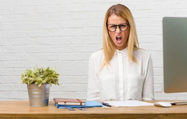 Öfkeli, negatif ve çılgın çığlık görevleri çok kızgın ve üzgün, çok gergin, yapmak onun masasına oturan genç bir öğrenci portresi