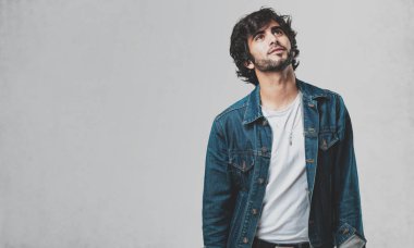 Ararken, bir şey eğlenceli düşünme ve bir fikir, hayal gücü, mutlu ve heyecanlı kavramı olan genç yakışıklı adam