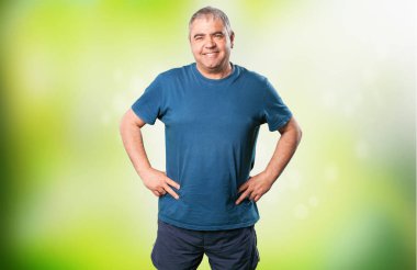 olgun erkek yeşil arka plan bulanık üzerinde mutlu