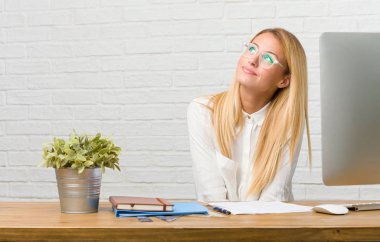 Ararken, bir şey eğlenceli düşünme ve bir fikir, hayal gücü, mutlu ve heyecanlı kavramı olan görevleri yapmak onun masasına oturan genç öğrenci portresi