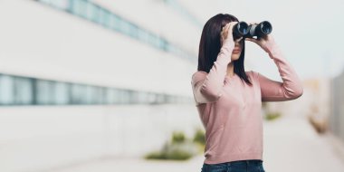 Genç güzel dürbün ile uzaktan ilginç bir şey, arıyorum şaşırttı ve hayran, kadın kampüs içinde gelecekteki fırsat kavramı