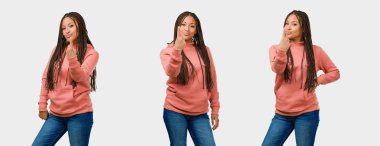 Gri arka plan fitness genç siyah kadın gösteren bir dizi