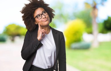 iş siyah kadın seçici odak düşünme,