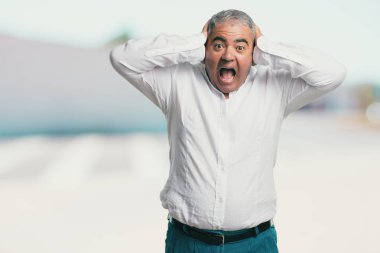 Orta yaşlı adam kontrolden çıktı, özgürlük ve vahşi ifade etmek komik deli çığlık çılgın ve umutsuz,