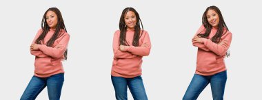 Fitness genç siyah kadın geçerken silah, gülümseyen ve gri arka plan üzerinde mutlu kümesi