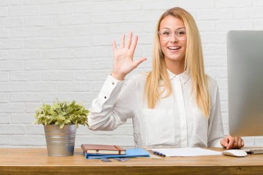 Gösterilen beş numara, sayma sembolü, matematik, kendinden emin ve neşeli kavramı görevleri yapmak onun masasına oturan genç öğrenci portresi