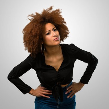Sinirli ve endişeli afro kadın