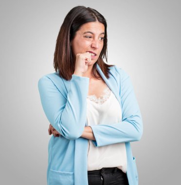 Panik ve stres çivi, gergin ve çok endişeli ve gelecek için korkmuş ısırma orta yaşlı kadın hisseder