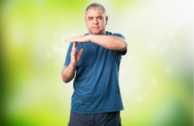 ara hareketi yapan olgun erkek