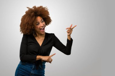 Afro kadın tarafına işaret