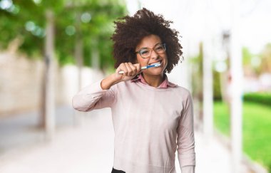 siyah kadın diş fırçası, seçici odak kullanarak