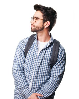 Beyaz arka plan üzerinde izole dalgın genç adam