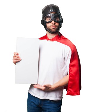 Beyaz arka plan üzerinde izole bir beyaz kopyalama alanı afiş tutarak süper kahraman