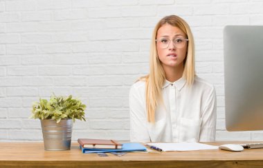 Endişeli ve bunalmış, unutkan, görevleri yapmak onun masasına oturan genç öğrenci portresi fark bir şey ifade şok bir hata yapılmış olması