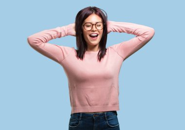 Genç kadın çığlığı kontrolden çıktı, özgürlük ve vahşi ifade etmek komik deli deli ve umutsuz, güzel