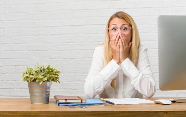 Bir şey acı çığlıkları ve açık gözler için çok korkmuş ve korkmuş, çaresiz görevleri yapmak onun masanın üzerinde delilik kavramını oturan genç öğrenci portresi