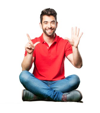 Beyaz arka plan üzerinde izole sayı yedi jest yapıyor oturan adam