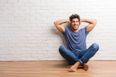 Delikanlı doğal sit ahşap bir zemin üzerinde şaşırttı ve şok, kazanmak kavramı geniş gözlü, heyecanlı bir teklif veya yeni bir iş arıyorum