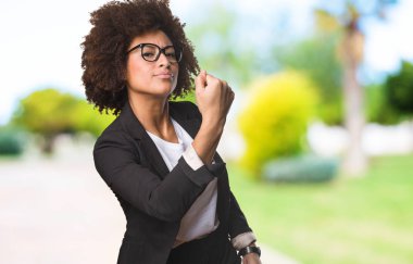 siyah iş kadını arka plan bulanık yumruk jest yapıyor