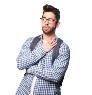 Beyaz arka plan üzerinde izole korkuyor öğrenci adam