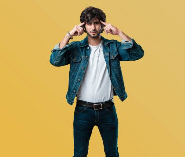 Tam karşıda görünen bir konsantrasyon jest yapma yakışıklı delikanlı adam bir hedef odaklı