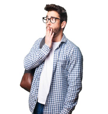 Beyaz arka plan üzerinde izole sürpriz öğrenci adam