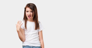 Tam vücut küçük kız çok korkmuş ve korkuyor, bir şey, acı çığlıkları ve açık göz, çaresizlere delilik kavramını