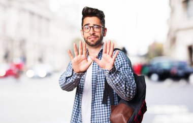 Dur bir jest yapan korkuyor öğrenci erkek